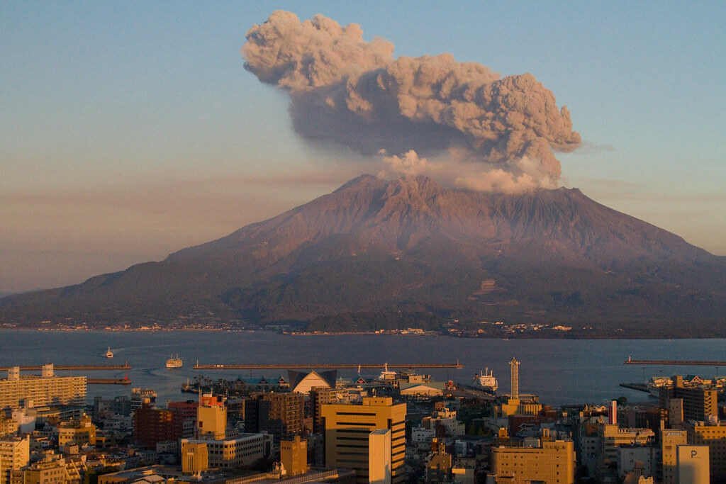 Sakurajima Volcano - सकुराजिमा ज्वालामुखी, कागोशिमा प्रांत,जापान